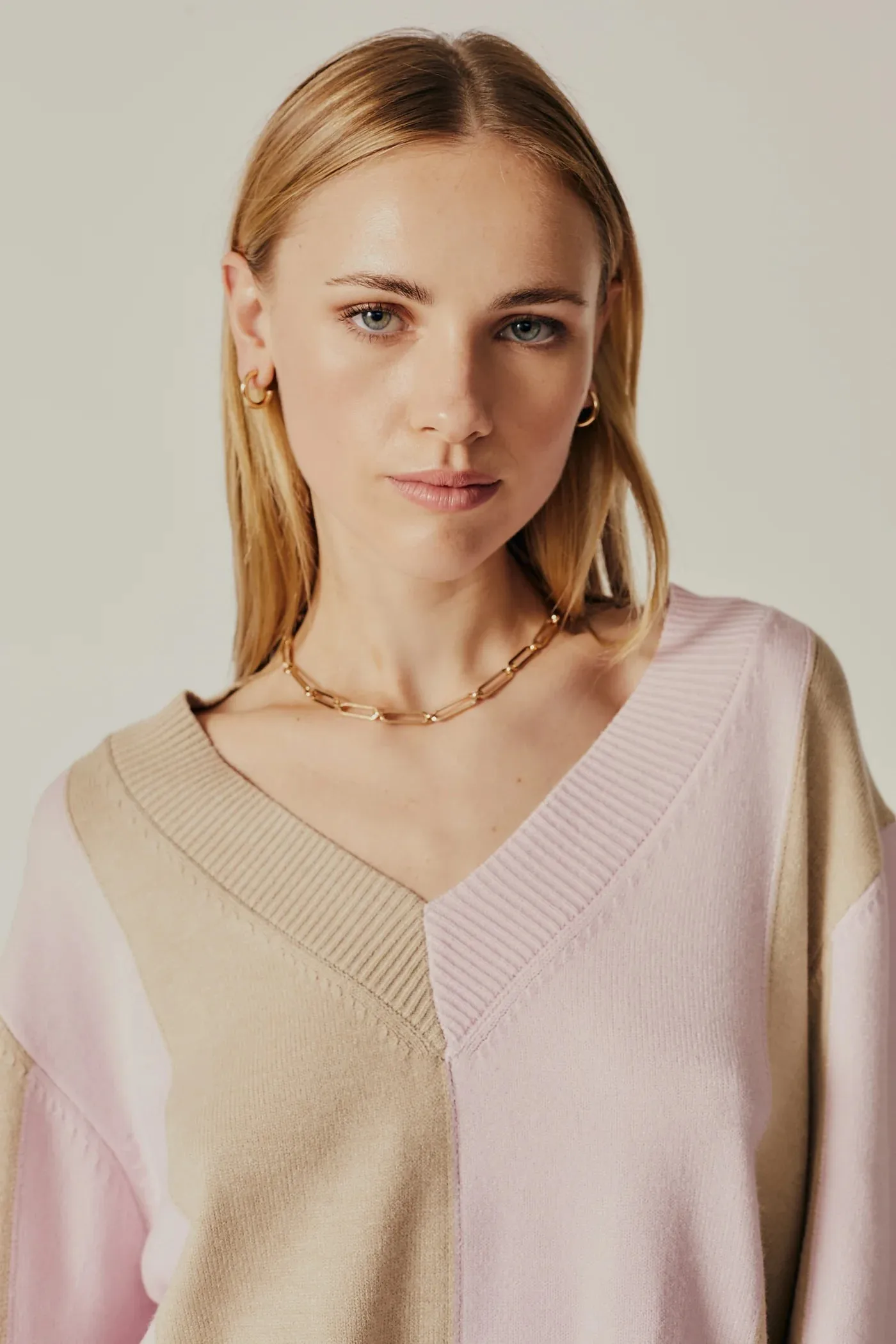 DELUC IBERIS STRIPED V-NECK SWEATER